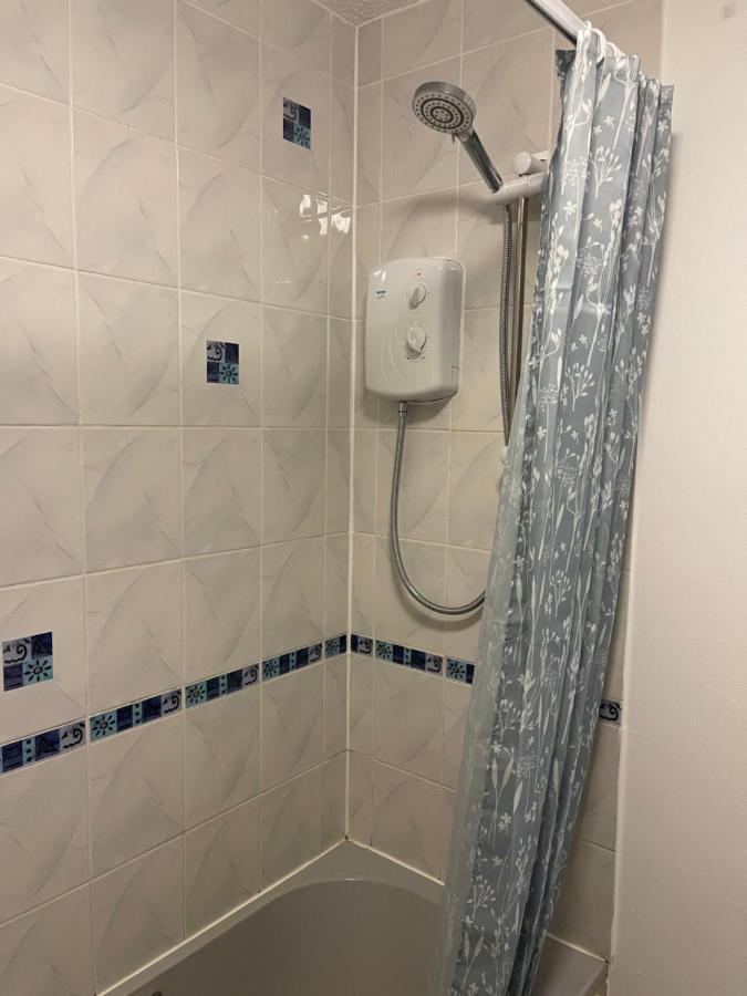 Large, Quiet, Sleeps 16, 4 Bathrooms, Parking, لايستر المظهر الخارجي الصورة