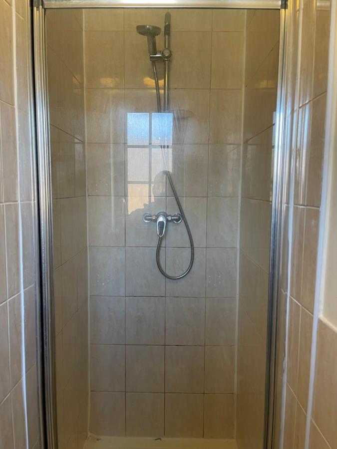 Large, Quiet, Sleeps 16, 4 Bathrooms, Parking, لايستر المظهر الخارجي الصورة