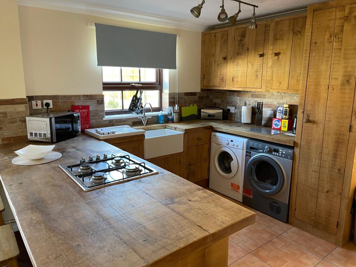 Large, Quiet, Sleeps 16, 4 Bathrooms, Parking, لايستر المظهر الخارجي الصورة