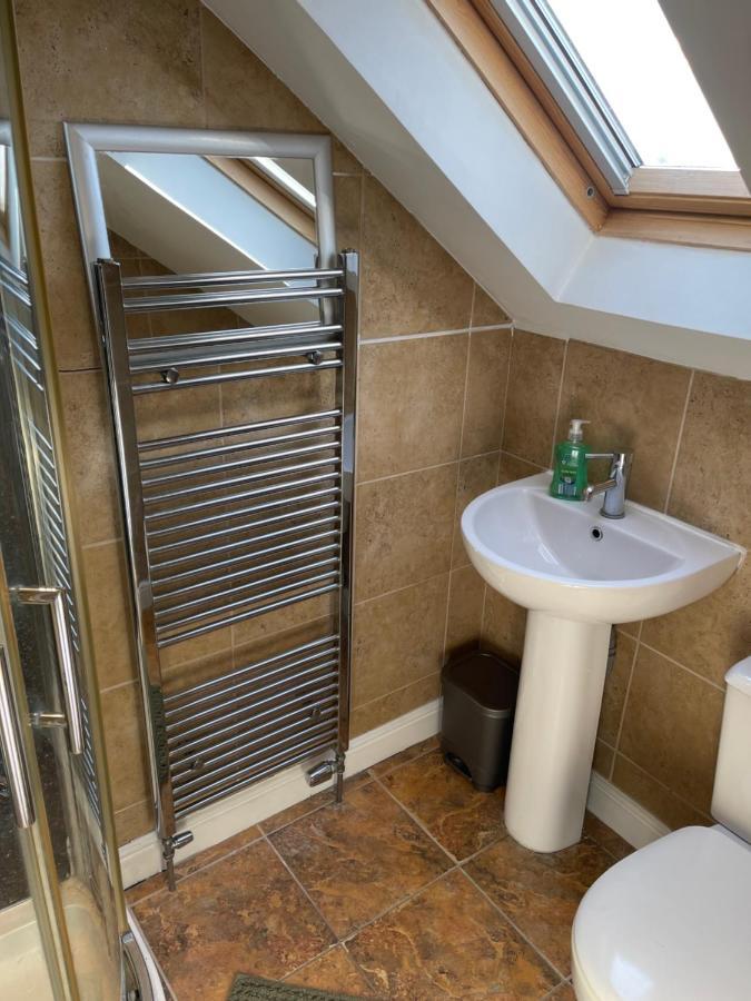 Large, Quiet, Sleeps 16, 4 Bathrooms, Parking, لايستر المظهر الخارجي الصورة