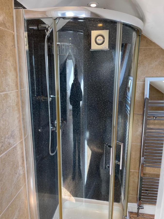 Large, Quiet, Sleeps 16, 4 Bathrooms, Parking, لايستر المظهر الخارجي الصورة